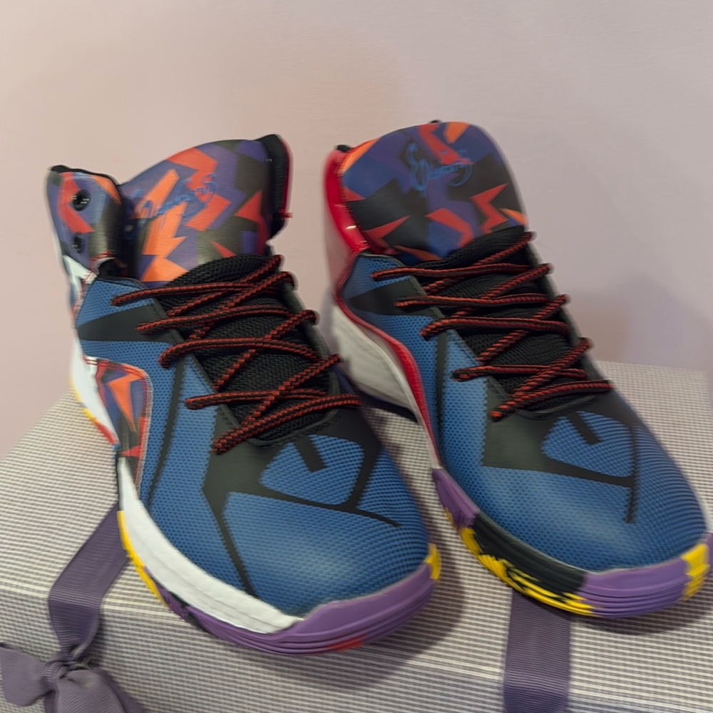 Brand New!  Unisex basketball sneakers, size 6.5 (EU size 39)